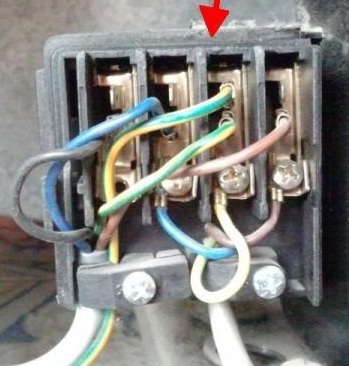 particolare morsettiera alimentazione freezer.jpg