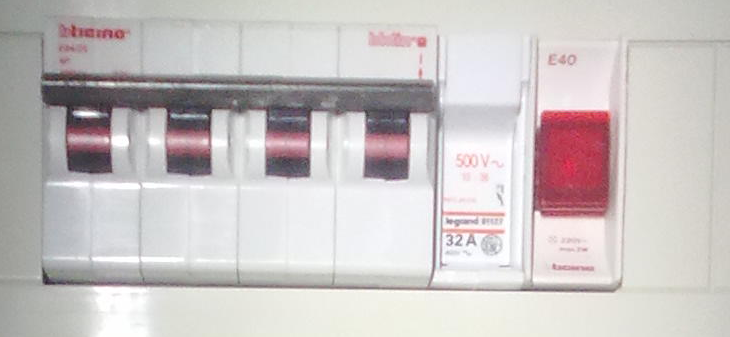 Interruttori trifase in ingresso.png