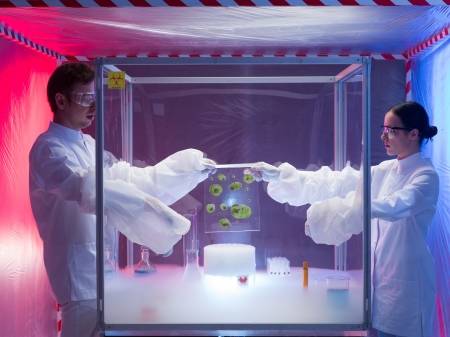 20691632-due-scienziati-un-uomo-e-una-donna-conducendo-esperimenti-con-colture-di-microrganismi-in-un-recinto.jpg
