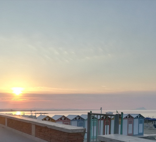 La prima alba di una stagione balneare giunta al termine.jpg