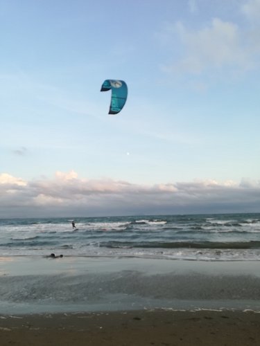 Kitesurfing al tramonto.jpg