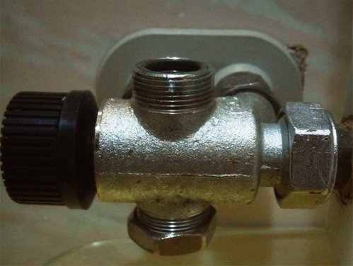 Rubinetto a muro.jpg