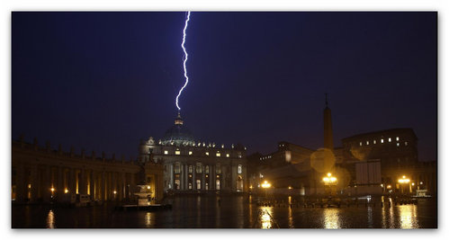 fulmine-su-cupola-sanpietro.jpg