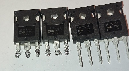 Due Mosfet originali e due fake.jpg