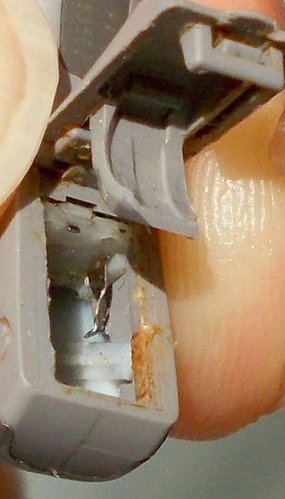 protesi dx contatto batteria danneggiato DSCN6148_2.JPG