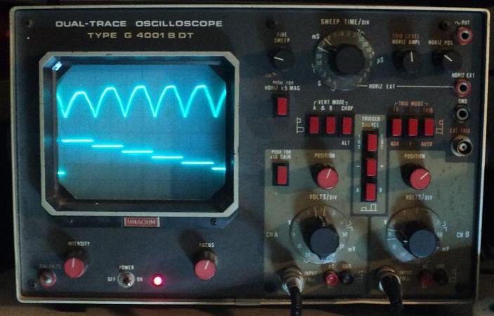 oscilloscopio e tracce.JPG